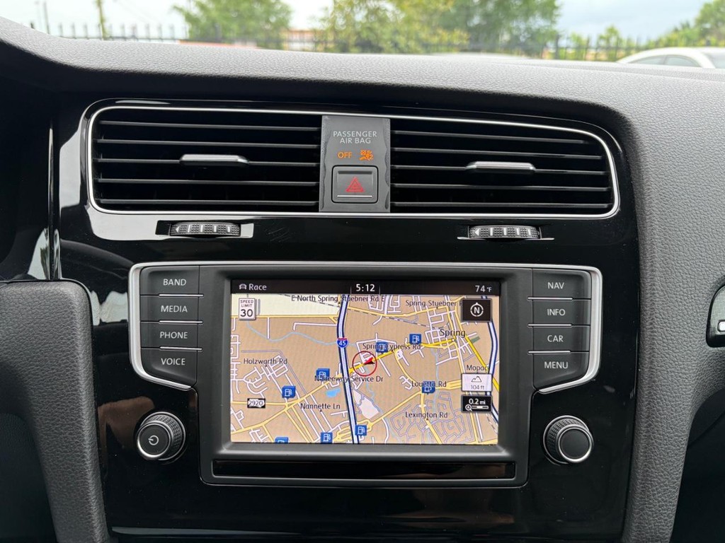 Volkswagen Golf R Vehicle Full-screen Gallery Image 22