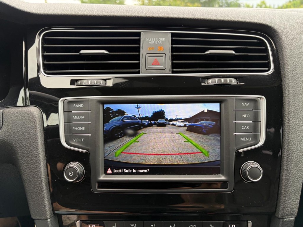 Volkswagen Golf R Vehicle Full-screen Gallery Image 23