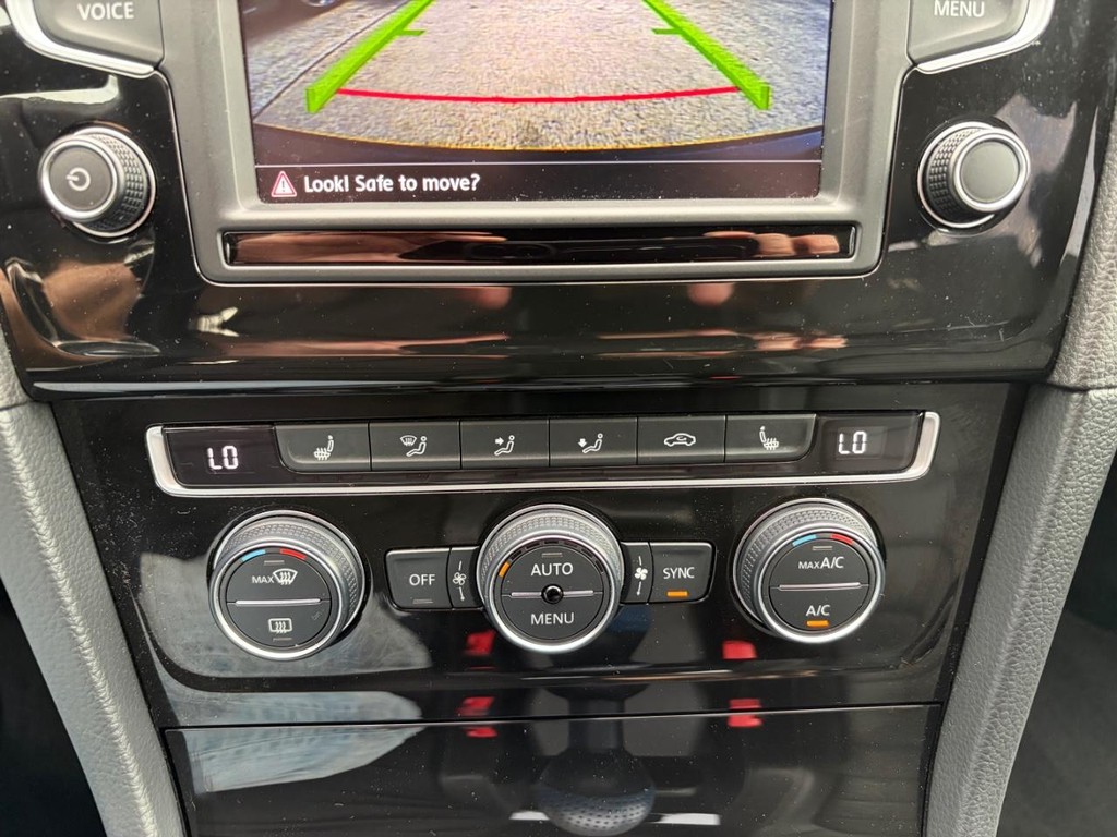 Volkswagen Golf R Vehicle Full-screen Gallery Image 24