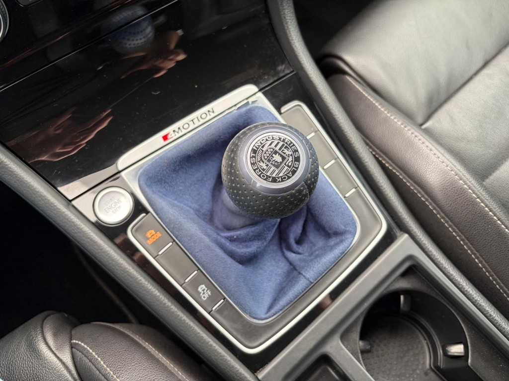 Volkswagen Golf R Vehicle Full-screen Gallery Image 25