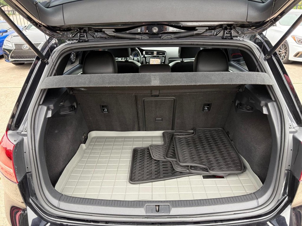 Volkswagen Golf R Vehicle Full-screen Gallery Image 26