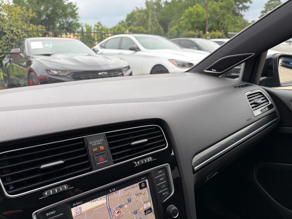 Volkswagen Golf R Vehicle Full-screen Gallery Image 27