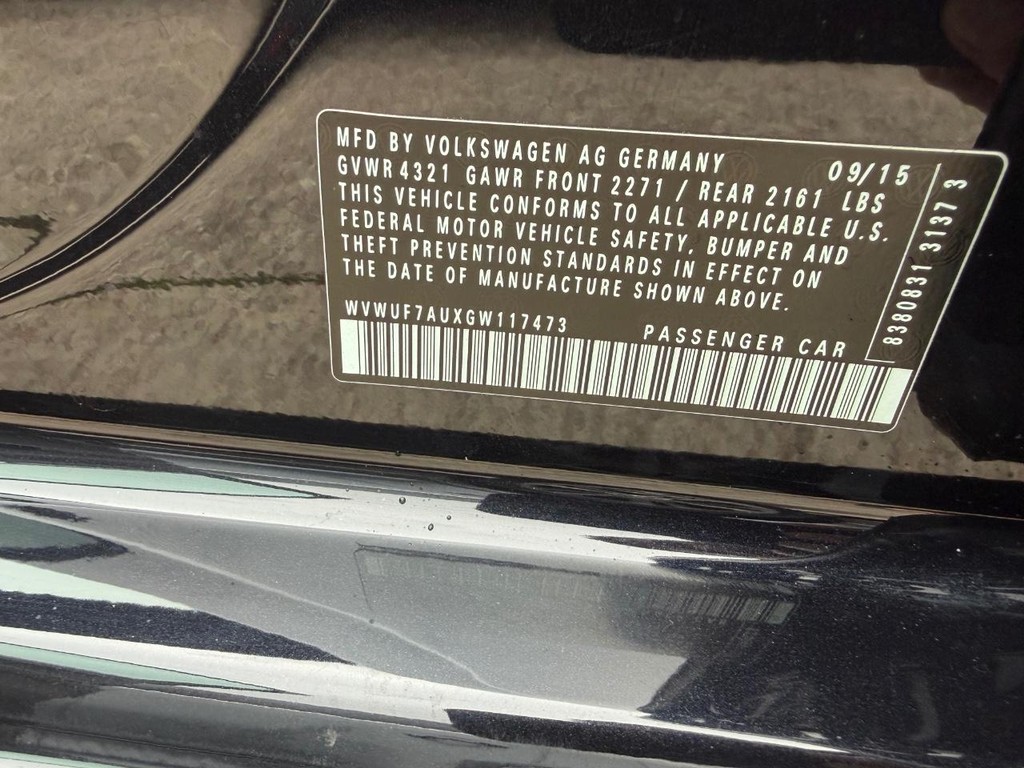 Volkswagen Golf R Vehicle Full-screen Gallery Image 32