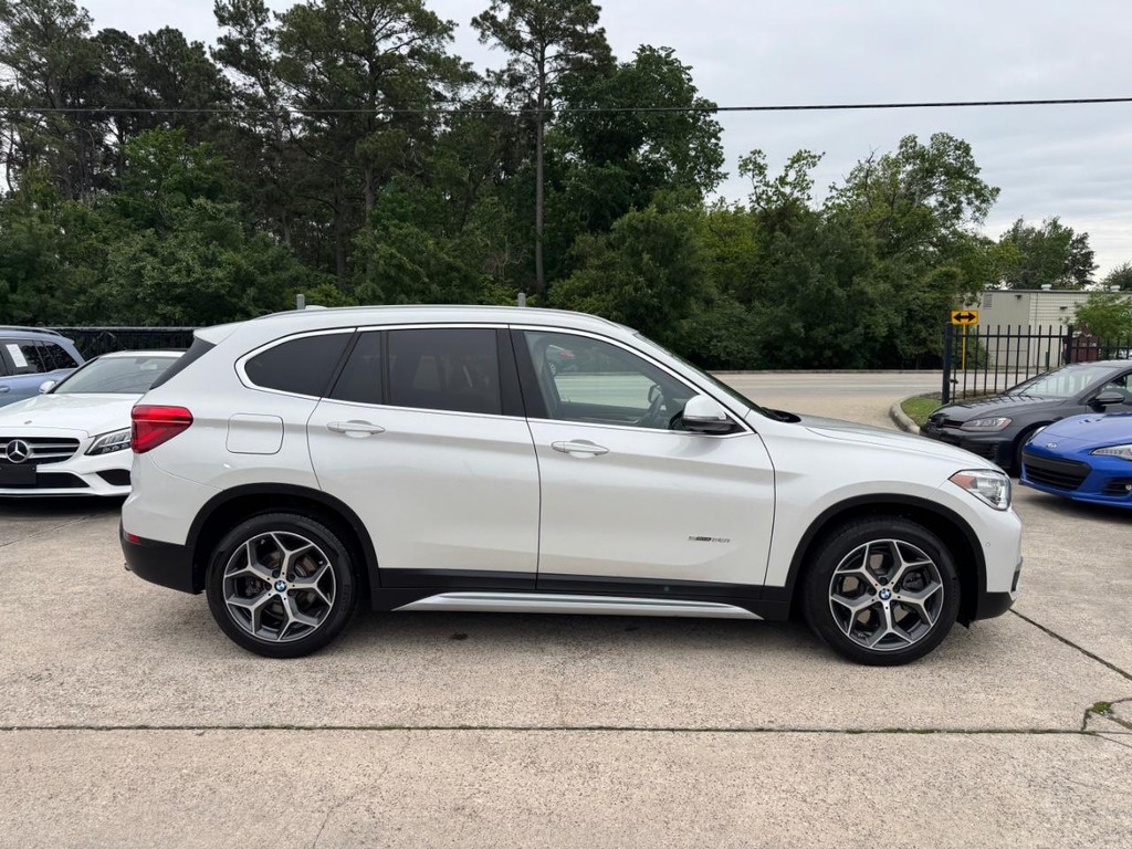 BMW X1 Vehicle Full-screen Gallery Image 05