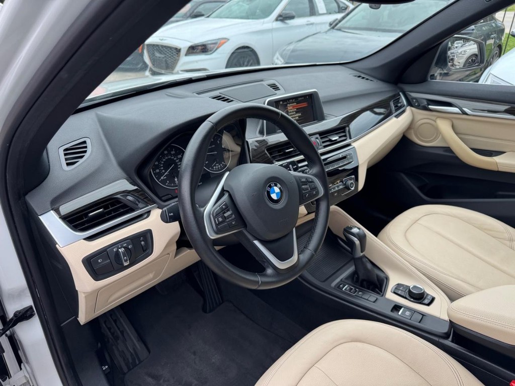 BMW X1 Vehicle Full-screen Gallery Image 10