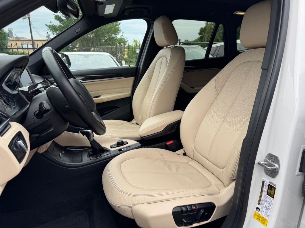 BMW X1 Vehicle Full-screen Gallery Image 11