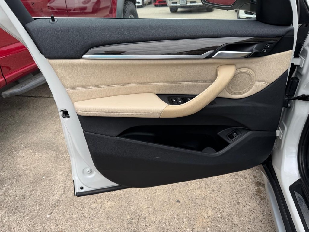 BMW X1 Vehicle Full-screen Gallery Image 12