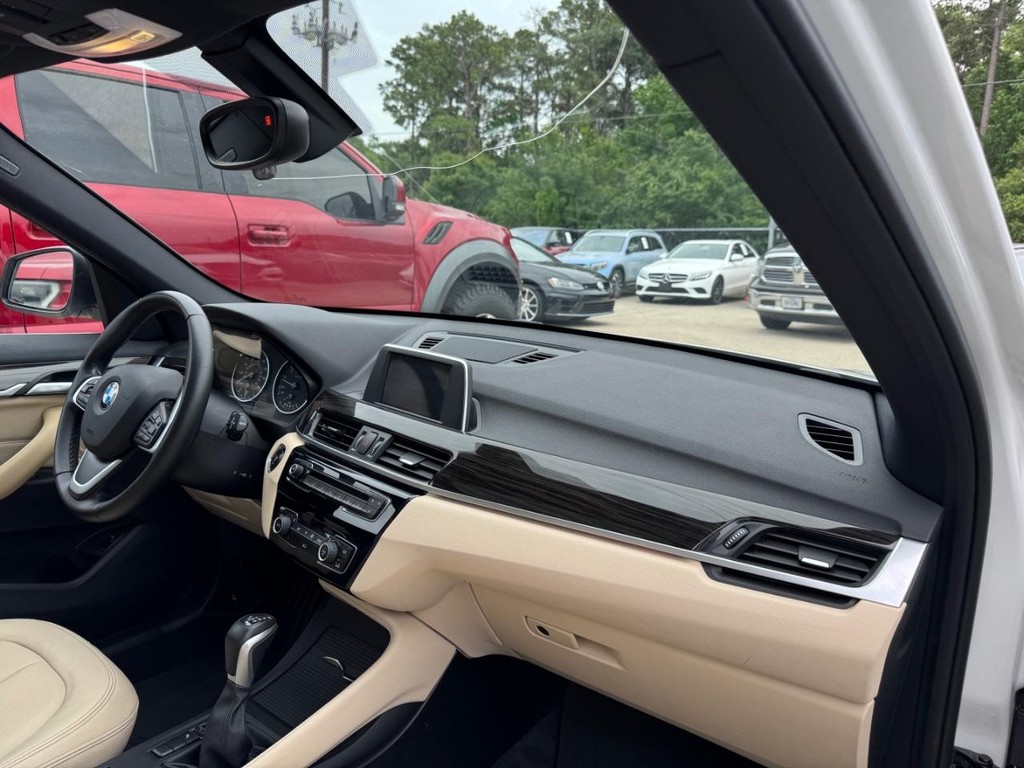 BMW X1 Vehicle Full-screen Gallery Image 13