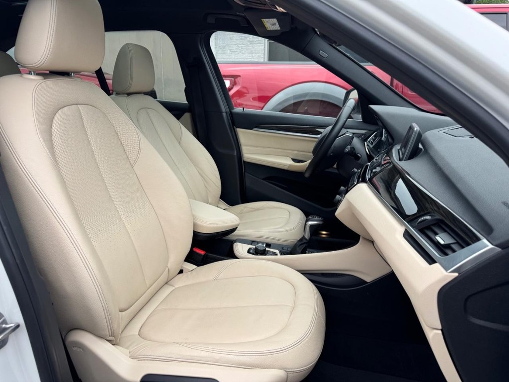 BMW X1 Vehicle Full-screen Gallery Image 14