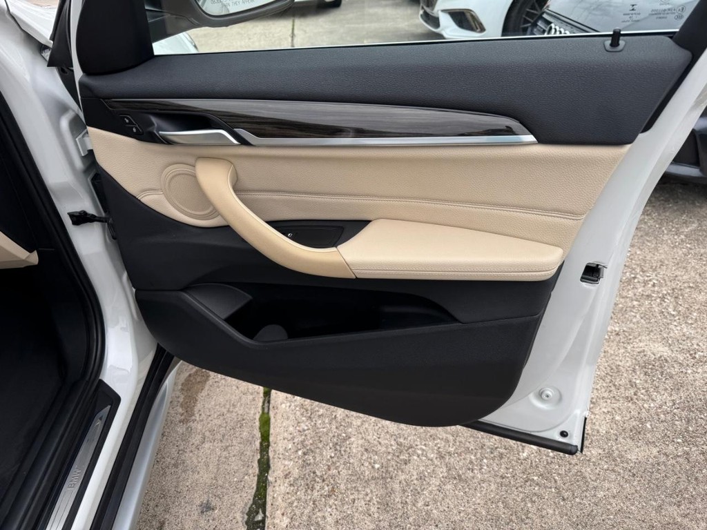 BMW X1 Vehicle Full-screen Gallery Image 15