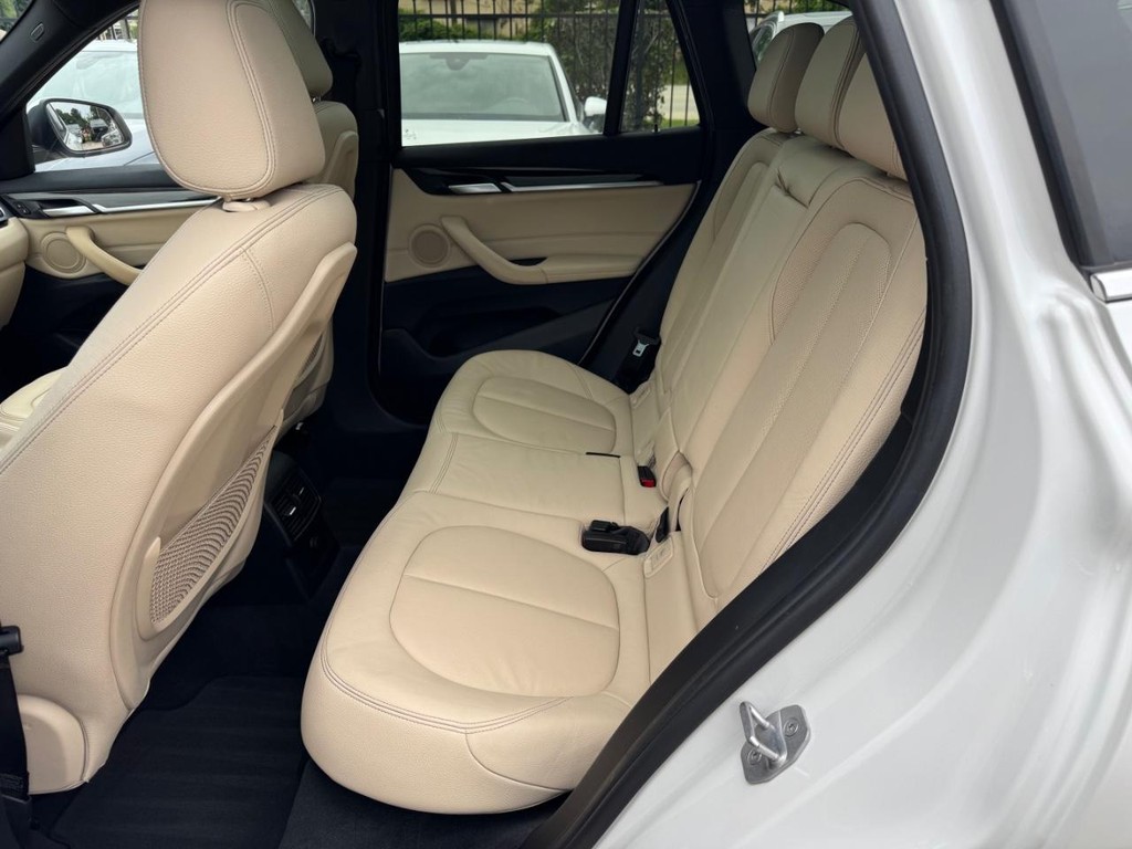 BMW X1 Vehicle Full-screen Gallery Image 16