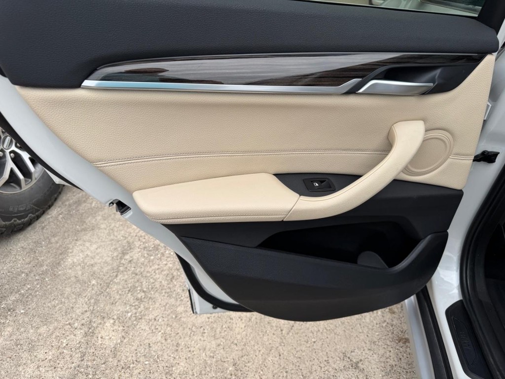 BMW X1 Vehicle Full-screen Gallery Image 17