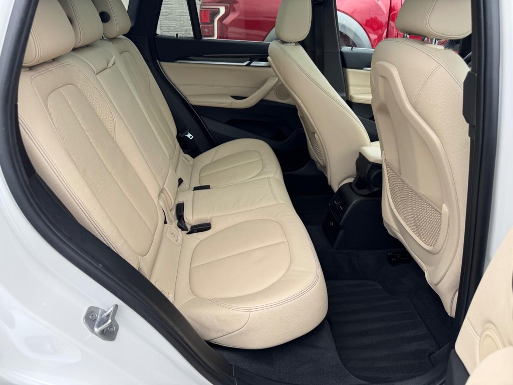 BMW X1 Vehicle Full-screen Gallery Image 18