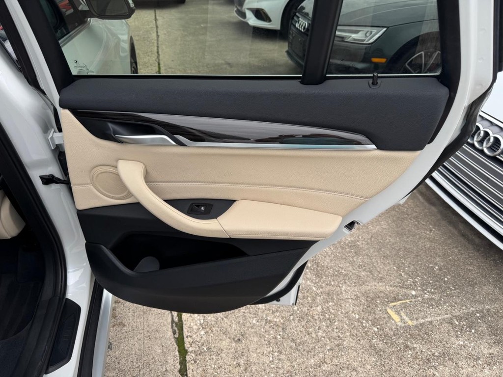 BMW X1 Vehicle Full-screen Gallery Image 19