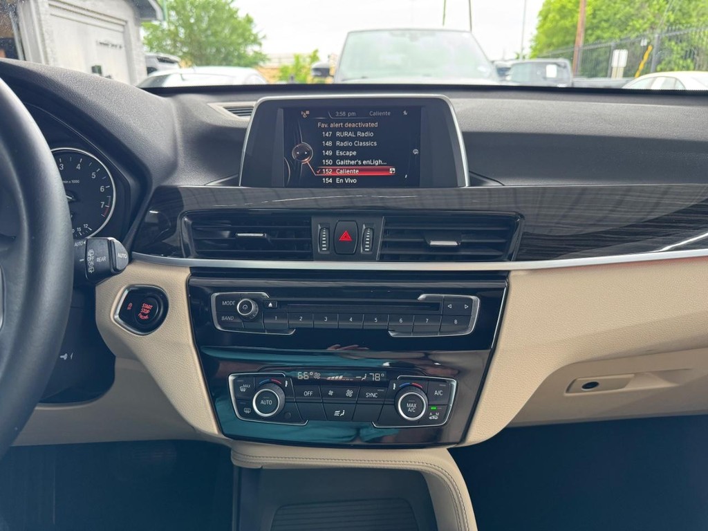 BMW X1 Vehicle Full-screen Gallery Image 23