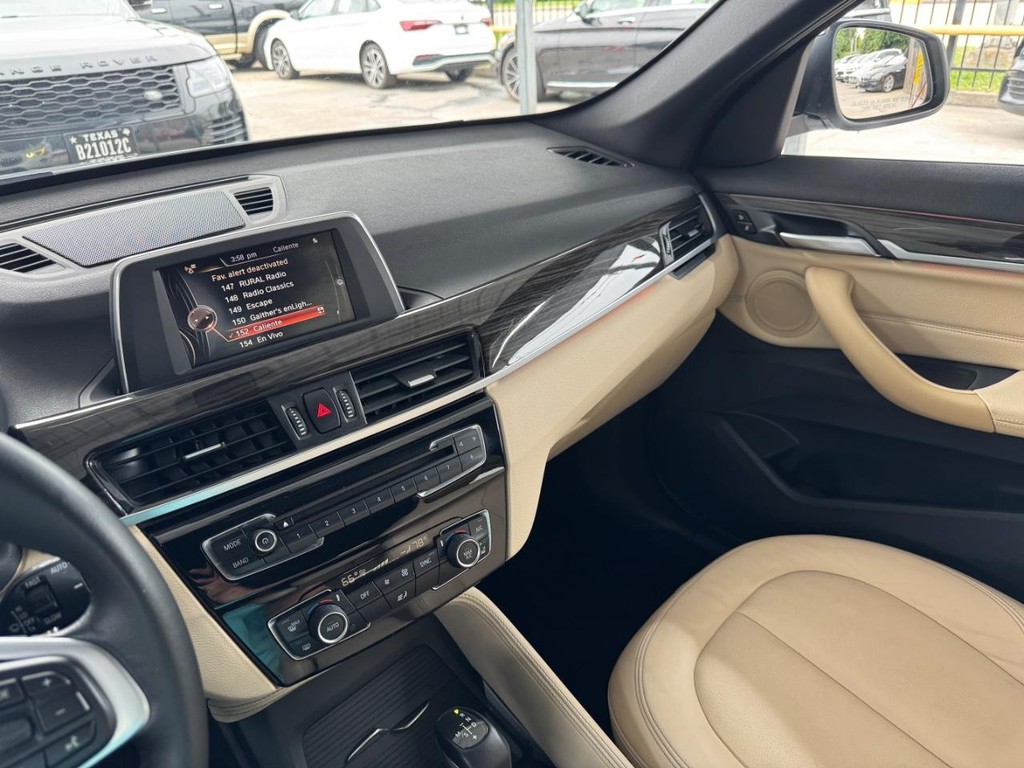 BMW X1 Vehicle Full-screen Gallery Image 25