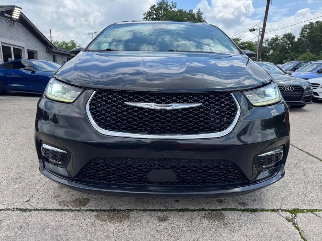 Chrysler Pacifica Vehicle Full-screen Gallery Image 02