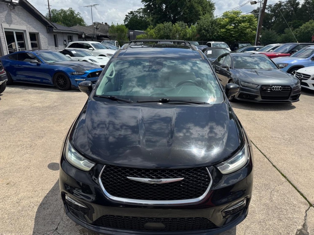 Chrysler Pacifica Vehicle Full-screen Gallery Image 03