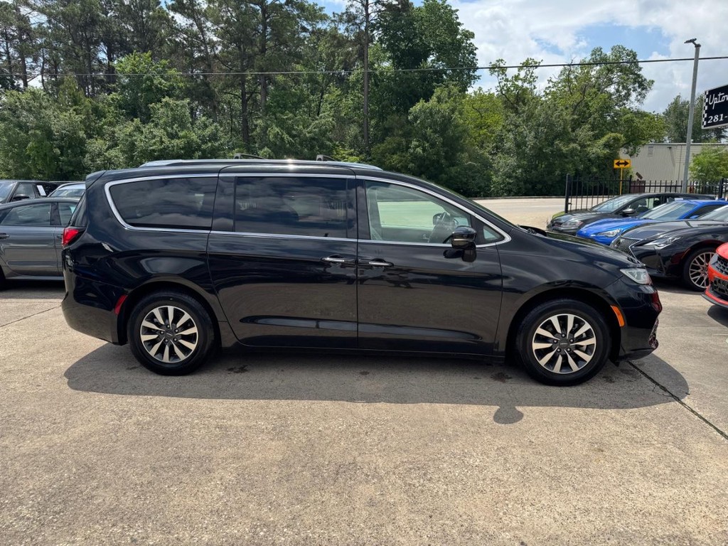 Chrysler Pacifica Vehicle Full-screen Gallery Image 05