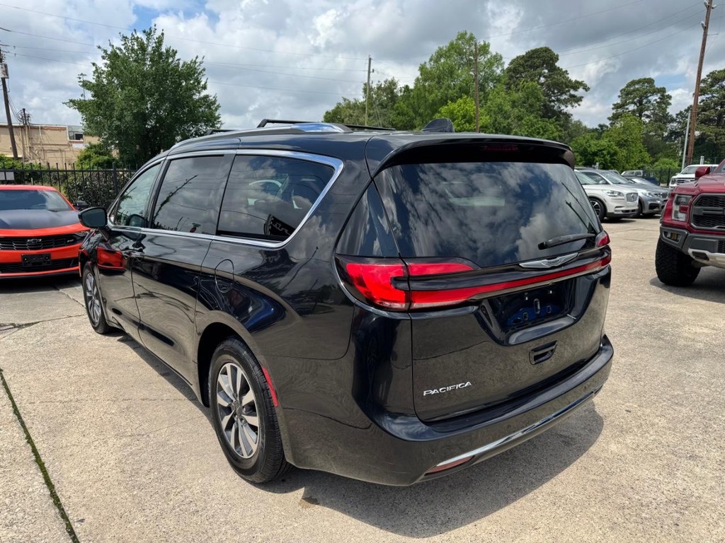 Chrysler Pacifica Vehicle Full-screen Gallery Image 08