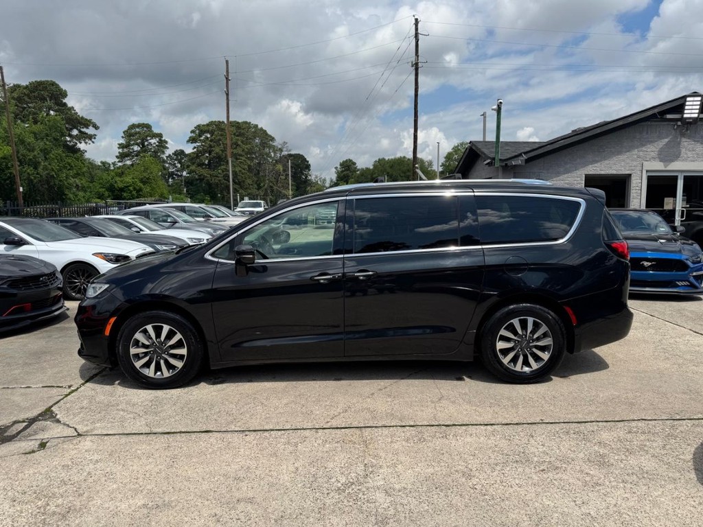 Chrysler Pacifica Vehicle Full-screen Gallery Image 09