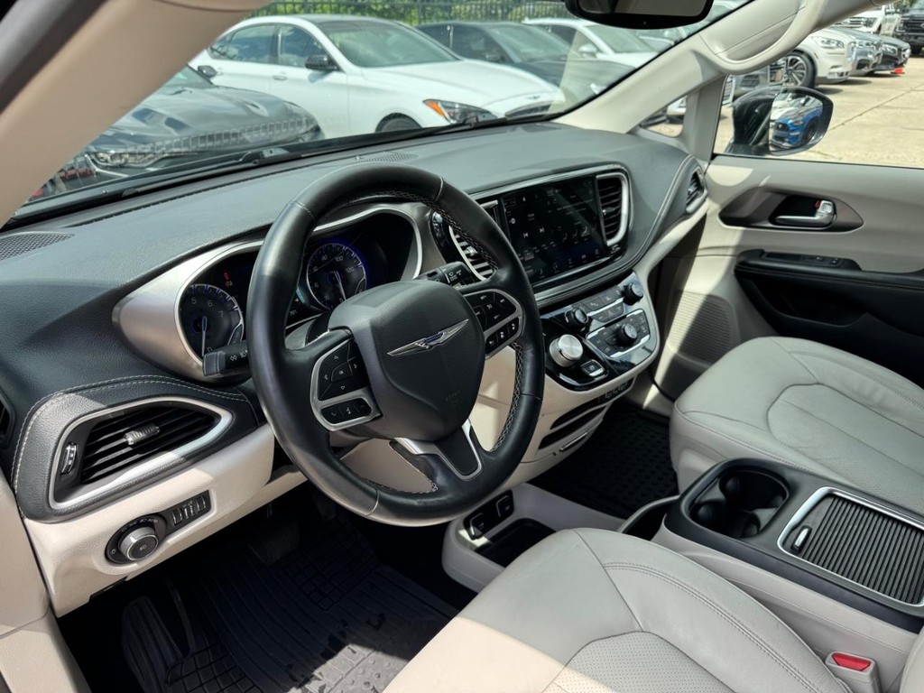 Chrysler Pacifica Vehicle Full-screen Gallery Image 10
