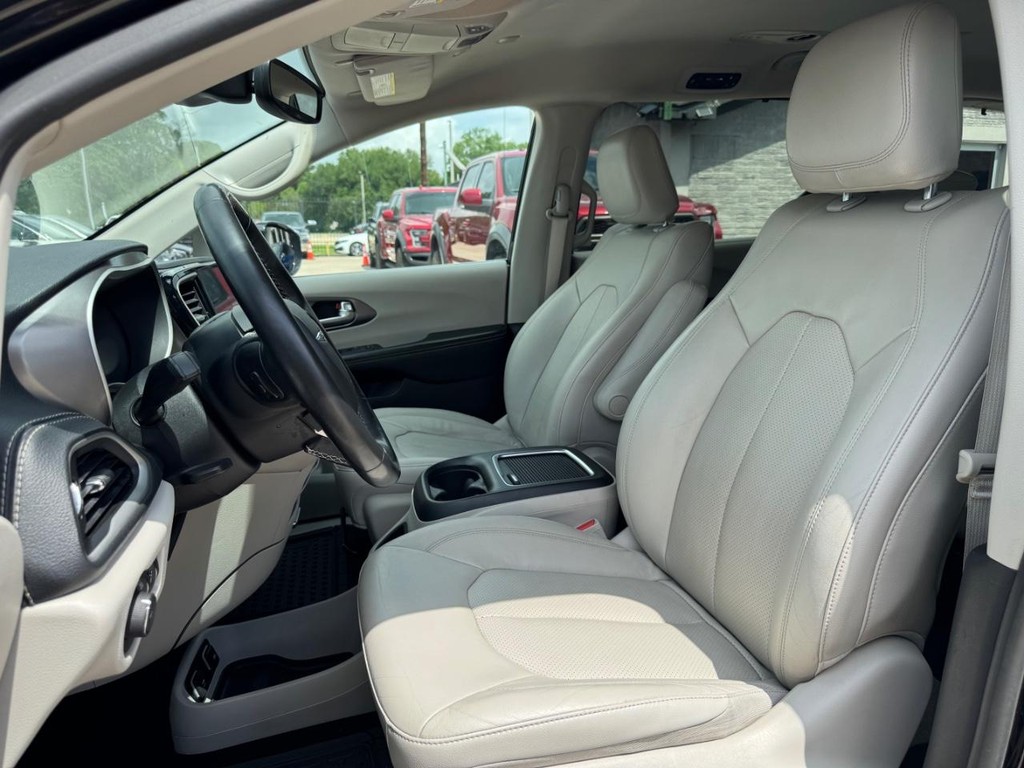 Chrysler Pacifica Vehicle Full-screen Gallery Image 11