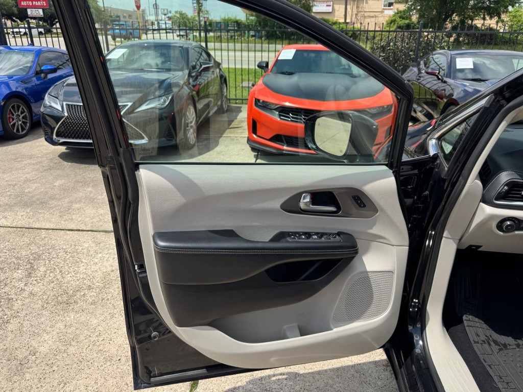 Chrysler Pacifica Vehicle Full-screen Gallery Image 12