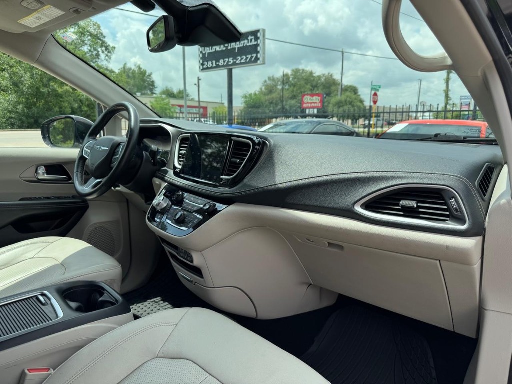 Chrysler Pacifica Vehicle Full-screen Gallery Image 13