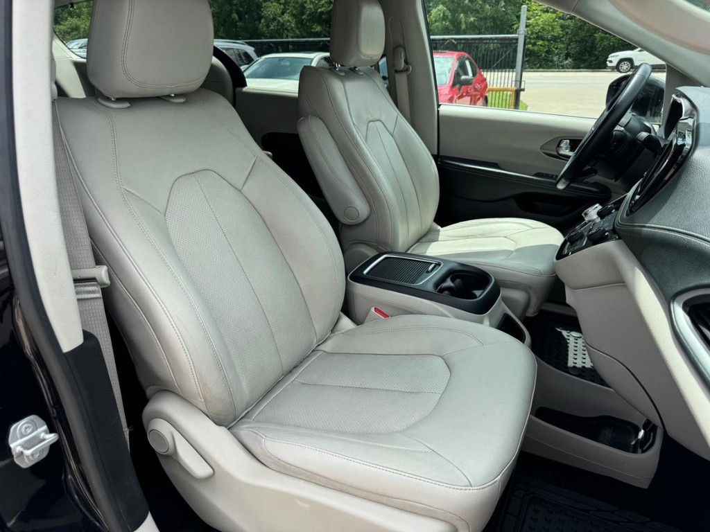 Chrysler Pacifica Vehicle Full-screen Gallery Image 14