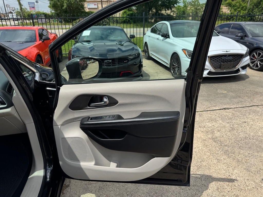 Chrysler Pacifica Vehicle Full-screen Gallery Image 15