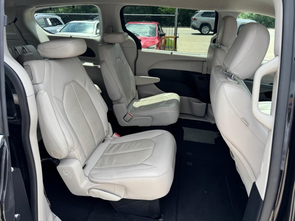 Chrysler Pacifica Vehicle Full-screen Gallery Image 16