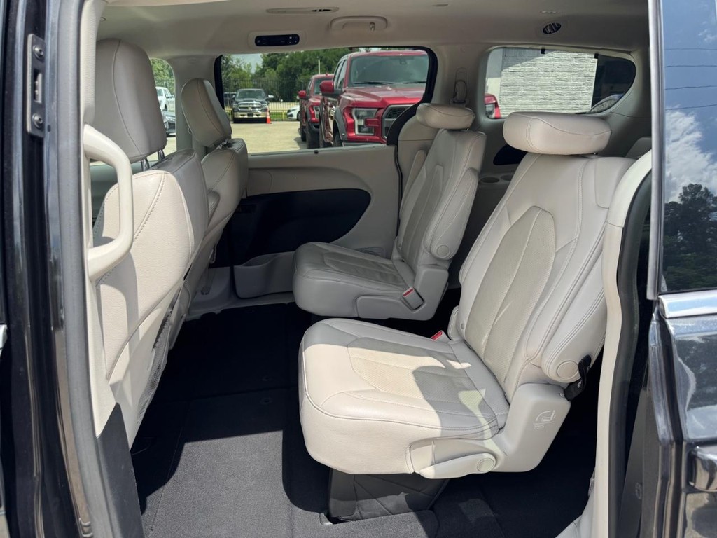 Chrysler Pacifica Vehicle Full-screen Gallery Image 17