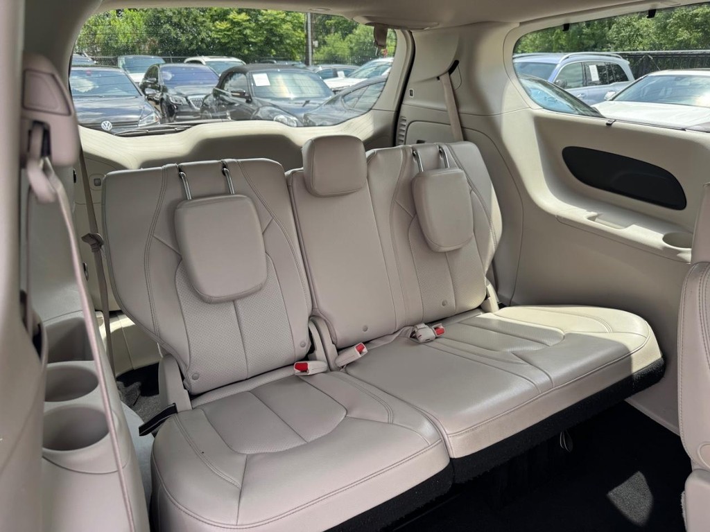 Chrysler Pacifica Vehicle Full-screen Gallery Image 18