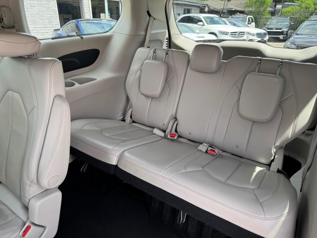 Chrysler Pacifica Vehicle Full-screen Gallery Image 19