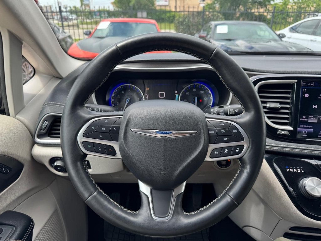 Chrysler Pacifica Vehicle Full-screen Gallery Image 20