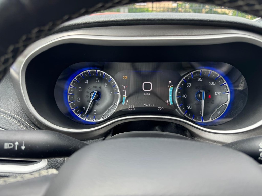 Chrysler Pacifica Vehicle Full-screen Gallery Image 21