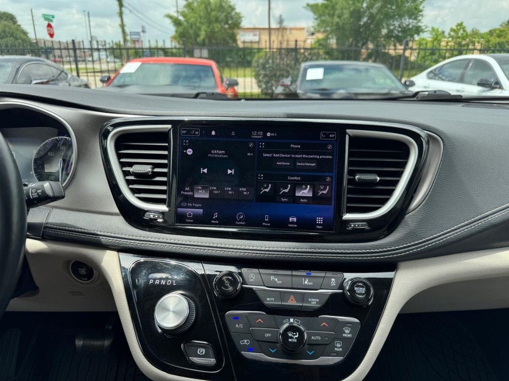 Chrysler Pacifica Vehicle Full-screen Gallery Image 22