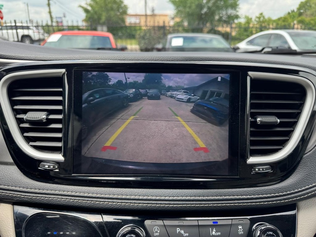 Chrysler Pacifica Vehicle Full-screen Gallery Image 23