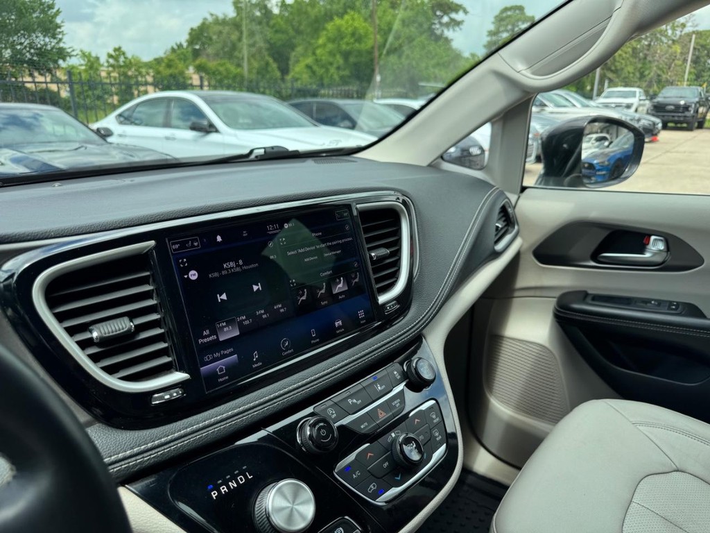 Chrysler Pacifica Vehicle Full-screen Gallery Image 24