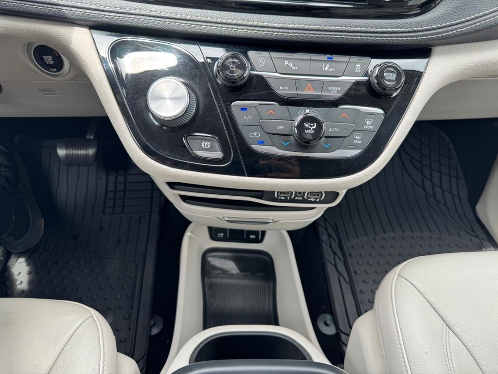 Chrysler Pacifica Vehicle Full-screen Gallery Image 25