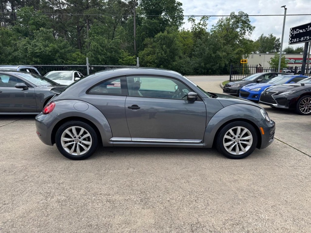 Volkswagen Beetle Vehicle Full-screen Gallery Image 05