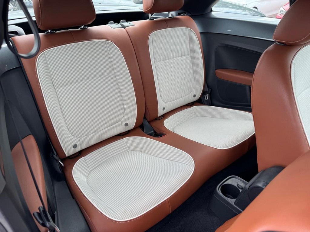 Volkswagen Beetle Vehicle Full-screen Gallery Image 16