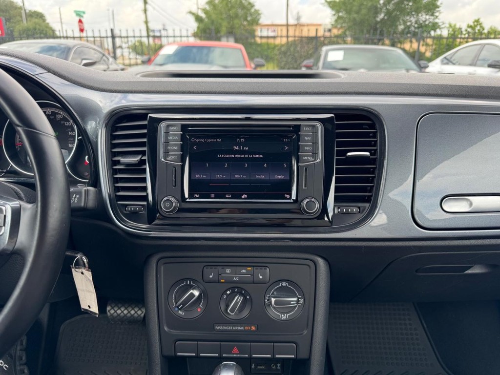 Volkswagen Beetle Vehicle Full-screen Gallery Image 20