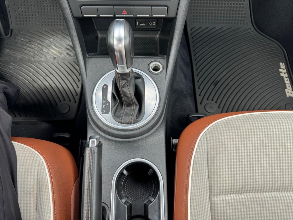 Volkswagen Beetle Vehicle Full-screen Gallery Image 23