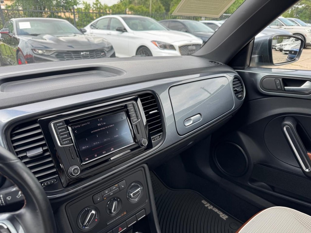 Volkswagen Beetle Vehicle Full-screen Gallery Image 24