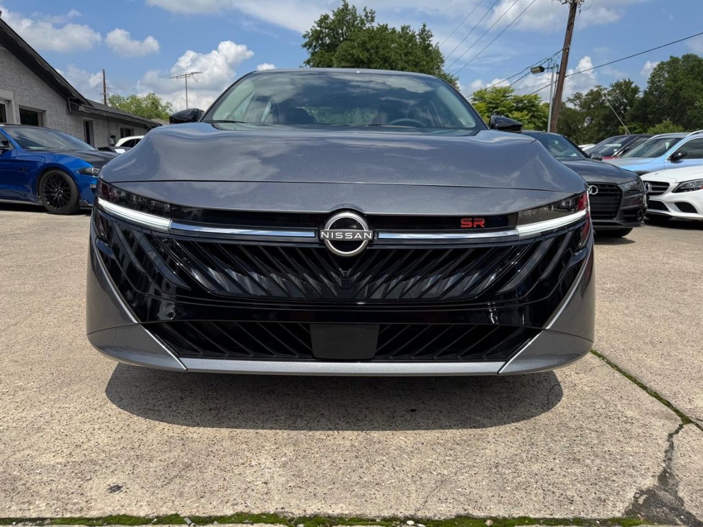 Nissan Sentra Vehicle Full-screen Gallery Image 02