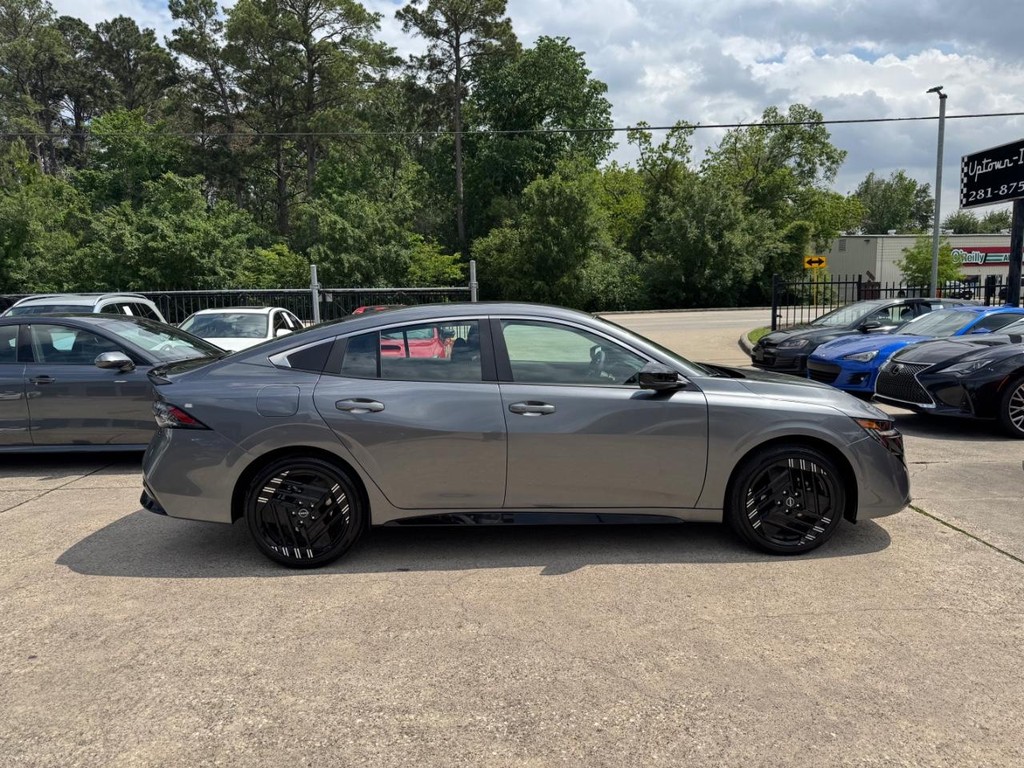 Nissan Sentra Vehicle Full-screen Gallery Image 05