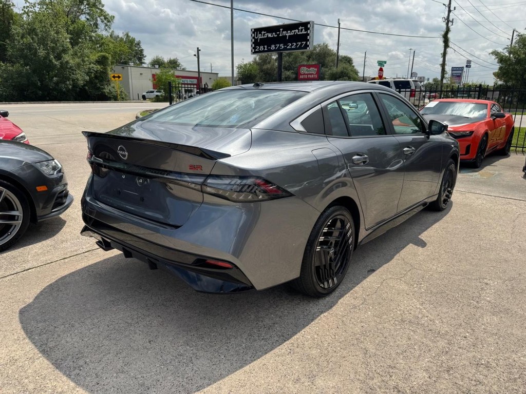 Nissan Sentra Vehicle Full-screen Gallery Image 06