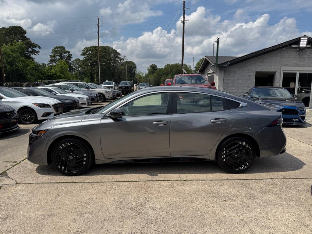 Nissan Sentra Vehicle Full-screen Gallery Image 09